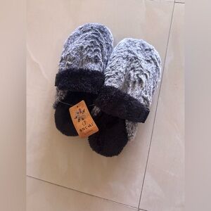 NC AI GRAY SLIPPER SIZE 8  unisex lippers appear to be a fluffy, possibly